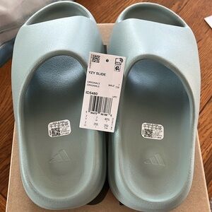 YZY Slide size 7 Made by Adidas